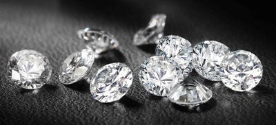 戴比尔斯允许采购商把不足3/4克拉重的钻石原石的采购量减半